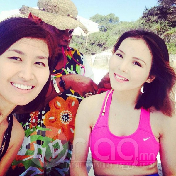 Дуучин Хишигдалайн зуны зугаатай аялалын зурагнаас